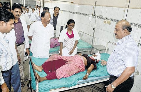 துக்க நிகழ்ச்சிக்கு சென்றபோது விபத்து﻿: மினி லாரி கவிழ்ந்து 7 பேர் பலி﻿ - வேலூர் அருகே பரிதாபம்﻿