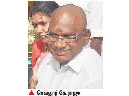 ஜெயலலிதாவின் ஜாமீன் விடுதலைக்காக முடி காணிக்கை செலுத்திய அமைச்சர்கள்﻿