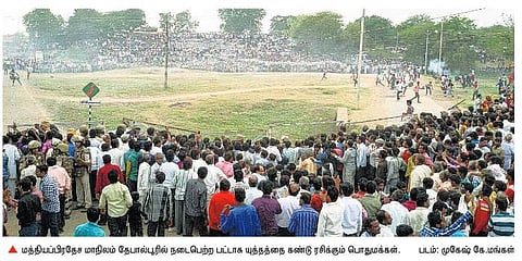 மத்தியப் பிரதேசத்தில் நடந்த ‘பட்டாசு யுத்தம்’﻿: தெய்வ நம்பிக்கையின் பெயரில் வினோத விளையாட்டு