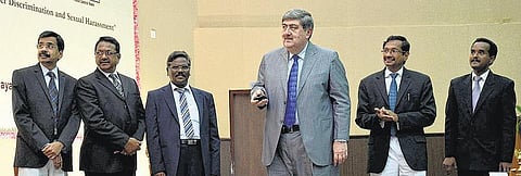 வழக்கு ஆவணங்களை டிஜிட்டல் மயமாக்க வேண்டும்:  உயர் நீதிமன்ற தலைமை நீதிபதி ஆலோசனை