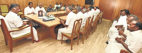 இலங்கையில் தூக்குத் தண்டனை விதிக்கப்பட்ட 5 மீனவர் குடும்பத்தினர் முதல்வருடன் சந்திப்பு﻿
