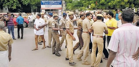 கருணாநிதியை விமர்சித்து போர்டுகள்﻿: அதிமுக - திமுக மோதலை தடுத்த போலீஸார்﻿ - நெல்லையில் 2 மணி நேரம் பதற்றம்﻿