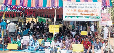 மீண்டும் வேலைகேட்டு நோக்கியா தொழிலாளர்கள் உண்ணாவிரதம்﻿: கடன் உதவி வழங்க தொழிற்சங்கம் கோரிக்கை﻿