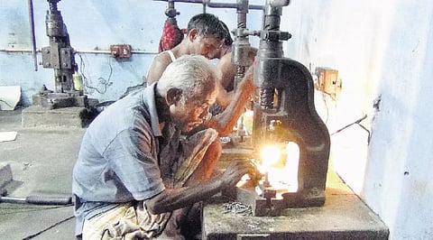 மழுங்கிப்போகும் ‘பேனா முனை’ தயாரிப்பு தொழில்﻿: ஆள் பற்றாக்குறை, கூலி உயர்வால் நலிந்து வருகிறது﻿