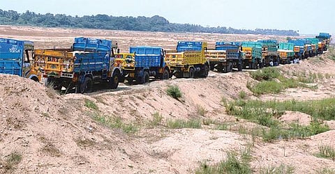 காஞ்சிபுரம் மாவட்டத்தில் மேலும் ஓராண்டுக்கு﻿ பாலாற்றில் மணல் அள்ள தடை நீட்டிப்பு﻿: போராட்டத்தில் ஈடுபட லாரி உரிமையாளர்கள் முடிவு﻿