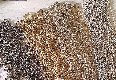 மாலைபோடும் சீசன் நெருங்குவதால்﻿ பட்டாசு வேலையைப் புறக்கணித்து மணிமாலை கட்டும் கிராம மக்கள்﻿