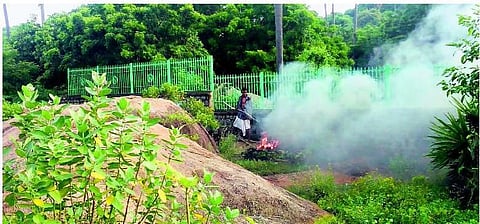 மாமல்லபுரம் சுற்றுலா தலம் அருகே சமூக விரோதிகள் அட்டூழியம்: திருட்டு பொருட்களை எரிப்பதால் சுற்றுச்சூழல் பாதிப்பு