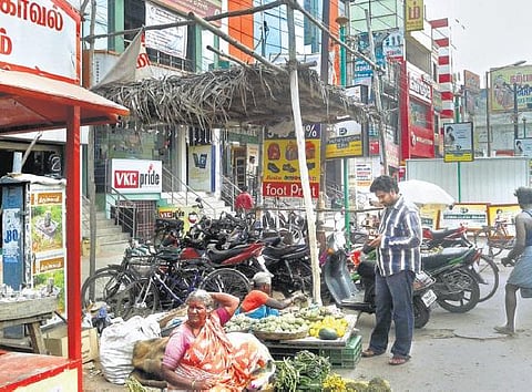 காஞ்சிபுரம் ரயில்வே சாலையில் தொடரும் போக்குவரத்து நெருக்கடி﻿: எஸ்.பி. உத்தரவை அமல்படுத்துவதில் மெத்தனம்