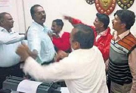‘ஹெல்த் விசிட்டர்ஸ்’ பதவிக்கு ஆட்கள் நியமிக்கப்பட்டதில் முறைகேடு﻿: அதிகாரி மீது தாக்குதல்; அலுவலகம் சூறை﻿