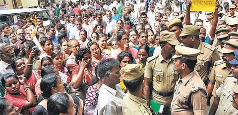 பள்ளியில் புகுந்து ஆசிரியர் மீது தாக்குதல்﻿: தொழிலதிபரை கைது செய்யக் கோரி பெற்றோர், ஆசிரியர்கள் சாலை மறியல்﻿