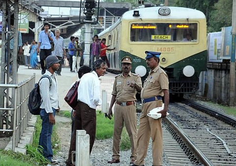 பறக்கும் ரயில் தடத்துடன் புறநகர் ரயில் சேவை இணைப்பு﻿: அரக்கோணம், சூலூர்பேட்டை ரயில்கள் வேளச்சேரி வரை செல்லும்﻿