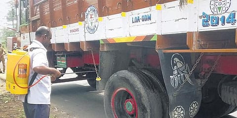 கேரளத்தில் பறவைக் காய்ச்சல் பாதிப்பு: மாநில எல்லைகளில் தீவிர கண்காணிப்பு﻿ - தமிழகம் வரும் வாகனங்களுக்கு மருந்து தெளிப்பு﻿﻿