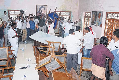 கிருஷ்ணகிரி நகர்மன்றக் கூட்டத்தில் அதிமுக கவுன்சிலர்களிடையே கடும் மோதல்﻿: மேசை, நாற்காலிகள் தூக்கிவீசப்பட்டன﻿