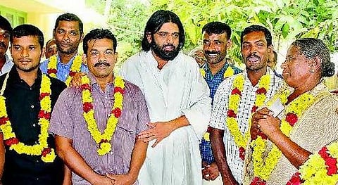 கேரள சாமியாருக்கு நேரில் நன்றி தெரிவித்த 5 மீனவர்கள்: 10 நாட்களில் 83 படகுகளும் மீட்கப்படும் எனத் தகவல்﻿﻿﻿
