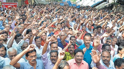 5 மாநிலங்களில் வங்கி ஊழியர் வேலை நிறுத்தம்: ரூ.1.75 லட்சம் கோடி வர்த்தகம் முடக்கம்﻿