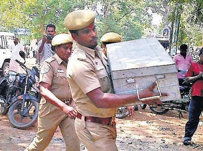 புதுக்கோட்டை அருகே வங்கியில் திருடப்பட்ட﻿﻿ 35 கிலோ நகை நீதிமன்றத்தில் ஒப்படைப்பு﻿: 19 கிலோ நகைகள் மாயம்?﻿﻿