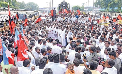 காவிரியில் அணைகள் கட்ட முயற்சிக்கும் கர்நாடகத்தைக் கண்டித்து﻿ டெல்டா மாவட்டங்களில் பஸ், ரயில் மறியல்﻿: விவசாயிகளுக்கு ஆதரவாகத் திரண்ட அனைத்துக் கட்சியினர்; ஆயிரக்கணக்கானோர் கைது﻿