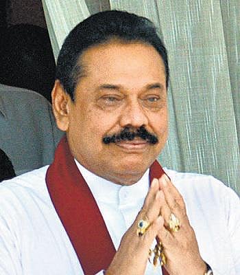 விடுதலைப்புலிகளிடம் இருந்து மீட்கப்பட்ட இலங்கை தமிழர்களின் நகைகளை திரும்ப ஒப்படைத்தார் ராஜபக்ச﻿