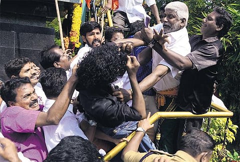 புதுச்சேரியில் பாஜக - தலித் அமைப்புகள் மோதல்﻿: அம்பேத்கர் சிலைக்கு மாலை அணிவிக்க எதிர்ப்பு﻿