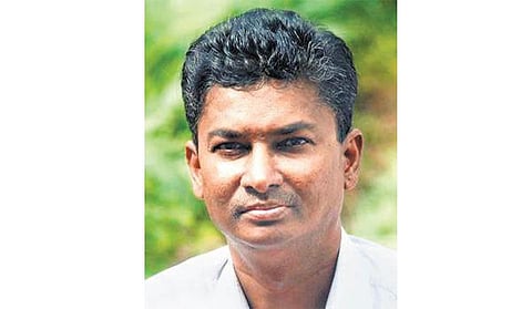 மக்கள் மத்தியில் மூட நம்பிக்கையை போக்க சுடுகாட்டில் உண்டு, உறங்கிய அமைச்சர்