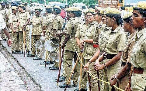 பெண் காவலர்களின் வேலை பாதுகாப்பானதாக உள்ளதா?
