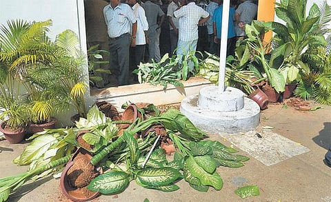 சென்னை பல்லவன் இல்லத்தில் மனு அளிக்க வந்தபோது போக்குவரத்து ஊழியர்கள் - போலீஸார் மோதல்﻿: பொதுமேலாளர் அறை கண்ணாடிகள் உடைப்பு
