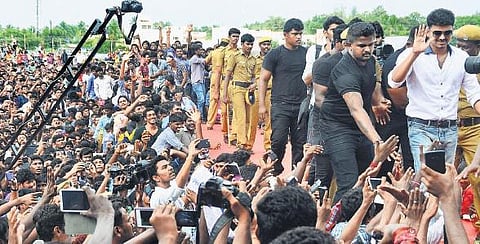 ‘குடும்பத்தை கவனிக்காத ரசிகர் தேவையில்லை’: நடிகர் விஜய் உருக்கம்