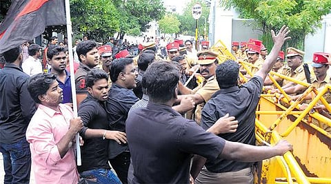 புதுச்சேரி அரவிந்தர் ஆசிரமம் மீது தாக்குதல்; கடைகள் சூறை﻿