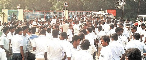 தொழிற்சாலையை தொடர்ந்து இயக்க வலியுறுத்தி﻿ ‘பாக்ஸ்கான்’ தொழிலாளர்கள் ஆலை நுழையும் போராட்டம்﻿: பேச்சுவார்த்தை இன்றும் தொடரும் என அறிவிப்பு﻿