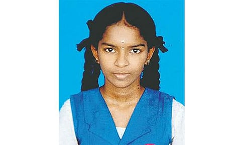 அண்ணனுடன் ஸ்கூட்டரில் பள்ளிக்குச் சென்ற 10-ம் வகுப்பு மாணவி பஸ் மோதி பலி﻿: நிறுத்தாமல் சென்ற டிரைவருக்கு அடி, உதை﻿