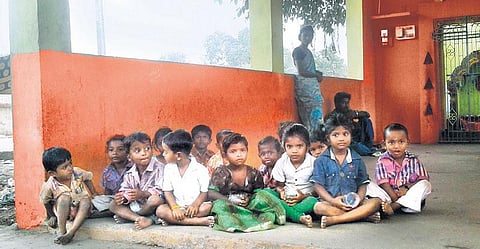 சொந்த கட்டிடம் இல்லாததால் திறந்தவெளியில் அங்கன்வாடி மையம்﻿: குளக்கரையில் தஞ்சமடையும் குழந்தைகள்﻿