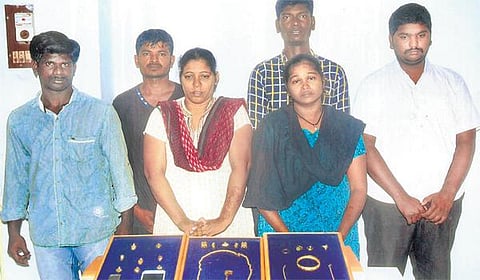 விற்பனை பிரதிநிதிகள் வேடத்தில் கொள்ளைக்காரிகள்﻿: வீடுகளில் தனியாக இருப்போர் பாதுகாப்பாக இருப்பது எப்படி? போலீஸ் அறிவுரை﻿