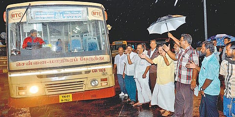 புறநகரில் வழக்கம் போல் இயங்கிய பேருந்துகள்: தாம்பரத்தில் கண்ணாடிகள் உடைப்பு
