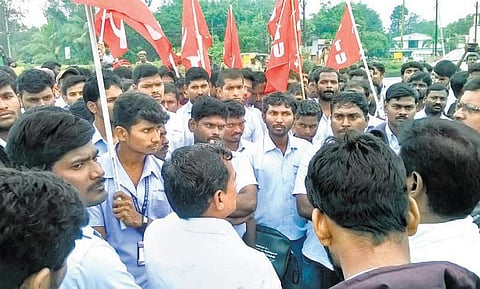 பாக்ஸ்கான் தொழிற்சாலை மூடப்பட்ட விவகாரம்﻿: சிஐடியு தொழிற்சங்கத்தினர் ஆலை நுழைவு போராட்டம்﻿﻿