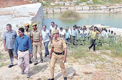 கிரானைட் நிறுவனங்களின் மோசடிக்கு மூல காரணம் அதிகாரிகளே: சகாயத்திடம் கிராம மக்கள் குமுறல்﻿