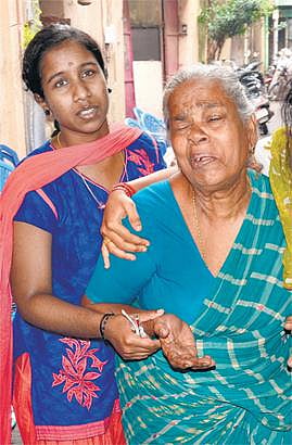 பெங்களூரு குண்டுவெடிப்பில் பலியான பெண் உடல் தகனம்﻿: உறவினர்கள், நண்பர்கள் கண்ணீர் அஞ்சலி﻿
