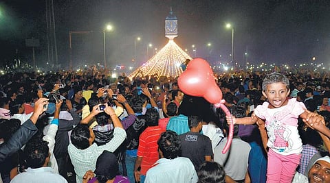 மெரினாவில் புத்தாண்டு கொண்டாட்டம்.. மக்கள் உற்சாகம்!