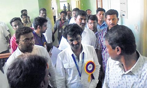புதிய திரைப்பட டிவிடிக்கள் வீடு வீடாக விற்பனை - சினிமாவை அடுத்த கட்டத்துக்கு கொண்டு செல்கிறோம்: சேரன்﻿