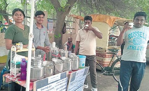 வருமானத்துடன் மன நிறைவும் கிடைக்கிறது﻿: பூங்காவில் மூலிகை சூப் விற்கும் ஐ.டி. ஊழியர்﻿