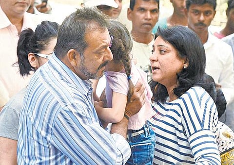 ஃபர்லோ நீட்டிப்பு மனு நிராகரிப்பு﻿: புனே சிறையில் சரணடைந்தார் சஞ்சய் தத்﻿