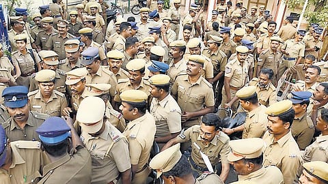அவனியாபுரத்துக்கு ‘சீல்’: போலீஸ் குவிப்பால் பதற்றம் - காளைகள், வீரர்கள் நுழைவதைக் கட்டுப்படுத்த நடவடிக்கை﻿