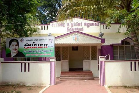 ஸ்ரீரங்கம் தொகுதி இடைத்தேர்தல்: வேட்புமனு தாக்கல் இன்று தொடக்கம்﻿- வேட்பாளருடன் வர 4 பேருக்கு மட்டுமே அனுமதி﻿
