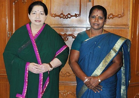ஸ்ரீரங்கம் இடைத்தேர்தல்: அதிமுக வேட்பாளர் மனு தாக்கல்