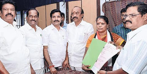 சூடு பிடித்தது ஸ்ரீரங்கம் இடைத்தேர்தல் களம்﻿: அதிமுக வேட்பாளர் உட்பட 3 பேர் மனு தாக்கல்﻿