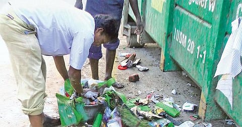 காஞ்சி நகராட்சியில்﻿ கையுறையின்றி குப்பை அள்ளும் துப்புரவு தொழிலாளர்களுக்கு தொற்று நோய் பரவும் அபாயம்