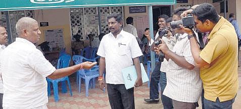 ஸ்ரீரங்கம் தொகுதி இடைத்தேர்தல்﻿: 34 பேரின் வேட்புமனுக்கள் ஏற்பு﻿ ; 12 மனுக்கள் தள்ளுபடி; இறுதிப் பட்டியல் நாளை வெளியீடு﻿