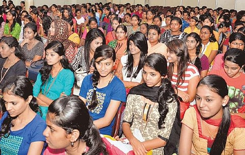 சென்னையில் கல்லூரி மாணவிகள் கூந்தல் தானம்