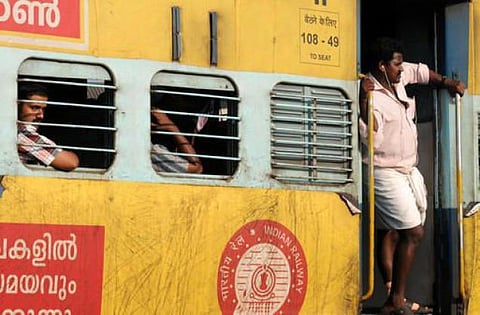 பன்னாட்டு உணவு நிறுவனங்களிடம் ரயில்களை அடகு வைக்காதீர்: ராமதாஸ் வலியுறுத்தல்