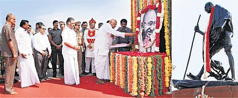 காந்தி நினைவு நாள்: ஆளுநர், முதல்வர் மரியாதை﻿
