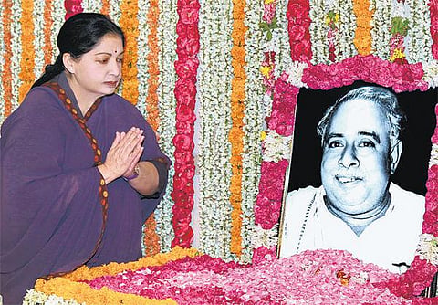 போயஸ் கார்டனில் அண்ணா படத்துக்கு ஜெ. அஞ்சலி﻿﻿: கருணாநிதி தலைமையில் திமுக அமைதிப் பேரணி